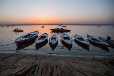 Varanasi, Hindistan - 19 Mar 2018: Sabahın erken saatlerinde kutsal Ganj Nehri kıyısında. Efsaneye göre şehrin yaklaşık 5000 yıl önce Tanrı Shiva tarafından kuruldu.