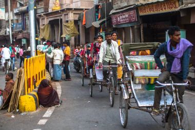 Varanasi, Hindistan - 21 Mar 2018: Hint trishaw sokakta. Efsaneye göre şehrin yaklaşık 5000 yıl önce Tanrı Shiva tarafından kuruldu.