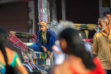 Varanasi, Hindistan - 23 Mar 2018: Hint trishaw bekleyen yolcular sokakta. Efsaneye göre şehrin yaklaşık 5000 yıl önce Tanrı Shiva tarafından kuruldu.