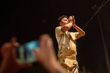 Varanasi, Hindistan - 23 Mar 2018: Hindu rahip Agni Pooja gerçekleştirmek (Sanskritçe: ibadet of Fire) üzerinde Dashashwamedh Ghat - ana ve en eski ghat Varanasi, Ganj bulunan..