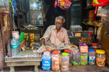 Varanasi, Hindistan - 26 Mar 2018: Street satıcı onun küçük dükkanda. Efsaneye göre şehrin yaklaşık 5000 yıl önce Tanrı Shiva tarafından kuruldu.