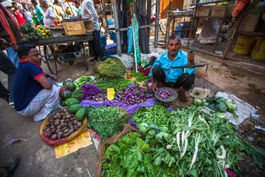 Varanasi, Hindistan - 26 Mar 2018: Street satıcı yeşillik ve sebze. Efsaneye göre şehrin yaklaşık 5000 yıl önce Tanrı Shiva tarafından kuruldu.