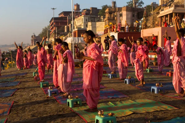 Varanasi Indien März 2018 Junge Hinduistische Mönche Führen Eine Zeremonie — Stockfoto