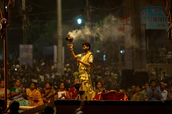 印度瓦拉纳西 2018年3月18日 印度教教士执行烈火 Pooja 崇拜火 Dashashwamedh 主要和最旧的卡德在恒河的瓦拉纳西 — 图库照片