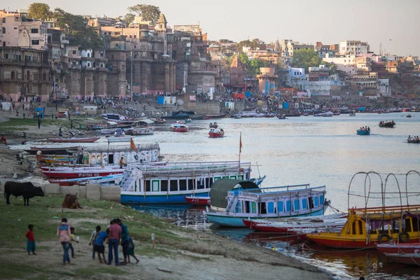 Varanasi Inde Mar 2018 Bancs Sur Sainte Rivière Gange Selon — Photo