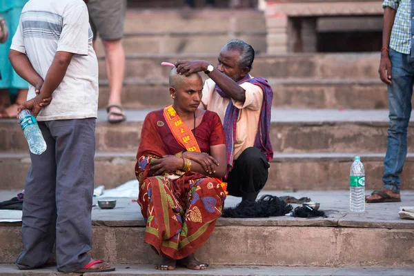 바라나시 2018 미용사는 순례자의 머리를 잘라냅니다 바라나시에서 머리는 힌두교에서 의식의 — 스톡 사진