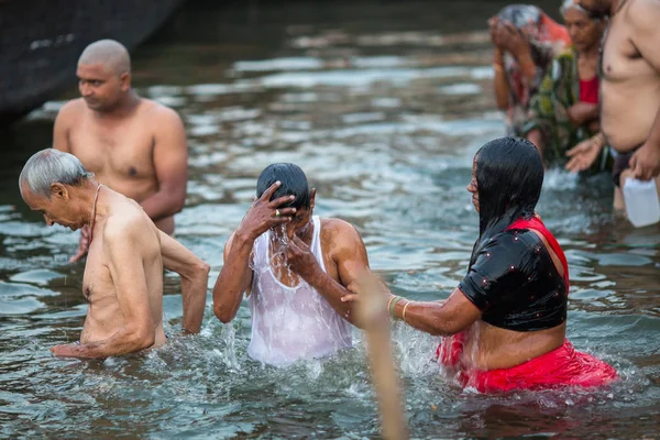 Varanasi Indien Mar 2018 Störta Pilgrimer Vatten Heliga Ganges Floden — Stockfoto