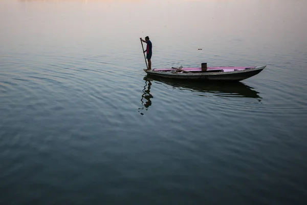Varanasi Indie Březen 2018 Lodníci Loď Klouže Přes Vody Řeky — Stock fotografie