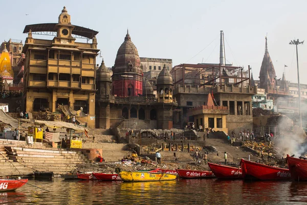 Varanasi India Mar 2018 Vista Una Barca Scivola Attraverso Acqua — Foto Stock