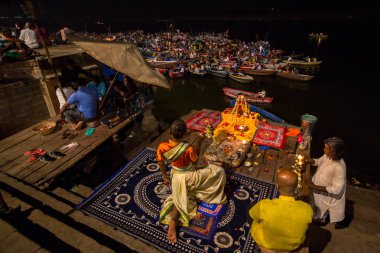 Varanasi, Hindistan - 20 Mar 2018: Hindu rahip Agni Pooja gerçekleştirmek (Sanskritçe: ibadet of Fire) üzerinde Dashashwamedh Ghat - ana ve en eski ghat Varanasi, Ganj bulunan.