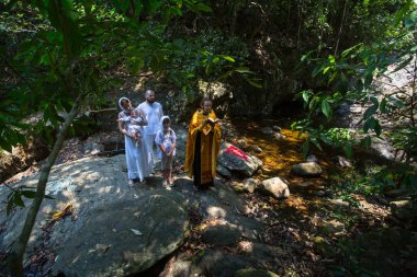 Koh Chang, Tayland - 10 Mar 2018: Hıristiyan Ortodoks ayini sırasında vaftiz. Tayland'da şu anda 10 Ortodoks yerleşim birimleri, Ortodoks nüfus %0,002 tarafından uygulanmaktadır.