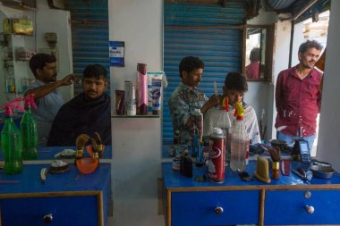 Varanasi, Hindistan - 14 Mar 2018: Kuaför Hacı saç keser. Varanasi, bir saç kesimi Hinduizm arıtma ayin bir tür olarak kabul edilir.