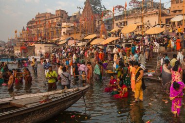 Varanasi, Hindistan - 22 Mar 2018: Hacılar sabahın erken saatlerinde su kutsal Ganj Nehri Dalma. Efsaneye göre şehrin yaklaşık 5000 yıl önce Tanrı Shiva tarafından kuruldu.