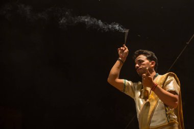 Varanasi, Hindistan - 23 Mar 2018: Hindu rahip Agni Pooja gerçekleştirmek (Sanskritçe: ibadet of Fire) üzerinde Dashashwamedh Ghat - ana ve en eski ghat Varanasi, Ganj bulunan..