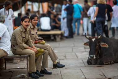 Varanasi, Hindistan - 29 Mar 2018: Polis şehrin sokaklarında devriye. Efsaneye göre şehrin yaklaşık 5000 yıl önce Tanrı Shiva tarafından kuruldu.