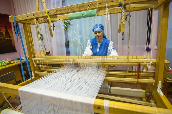 Vazhiny Russia Dec 2017 Weaver While Working Textile Studio Decorative — Stock Photo, Image