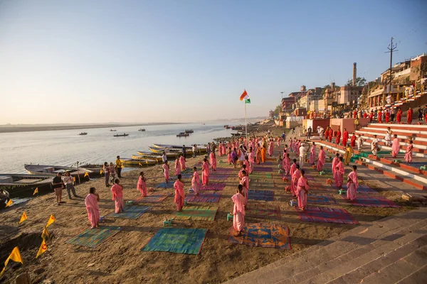 Varanasi Hindistan Mar 2018 Genç Hindu Rahipler Şafak Ganj Kıyısında — Stok fotoğraf