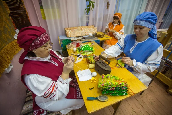 Vazhiny Leningrad Region Federacja Rosyjska Grudzień 2017 Tkacz Pracując Pracowni — Zdjęcie stockowe