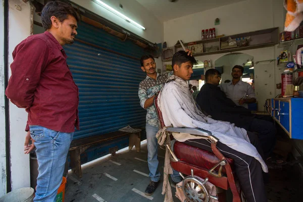 Varanasi Indie Březen 2018 Kadeřník Zastřihne Vlasy Poutník Účes Váránasí — Stock fotografie