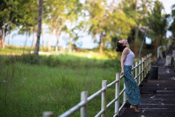 Chica Moda Raza Mixta Una Instalación Abandonada Las Selvas Asia —  Fotos de Stock