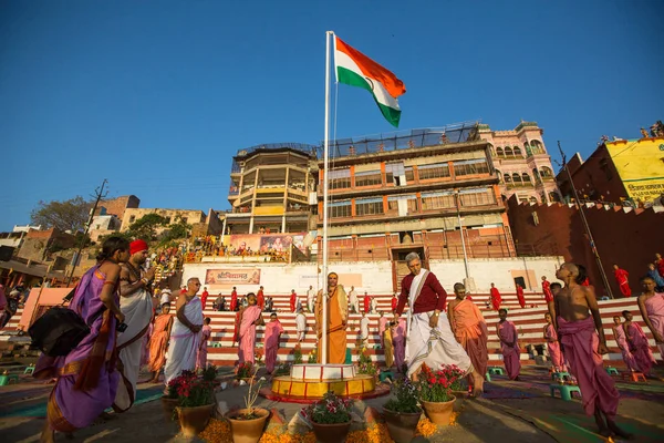 Varanasi Índia Mar 2018 Jovens Monges Hindus Realizam Uma Cerimônia — Fotografia de Stock