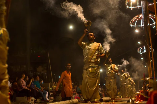 Varanasi Indien März 2018 Hindu Priester Verrichten Agni Pooja Sanskrit — Stockfoto