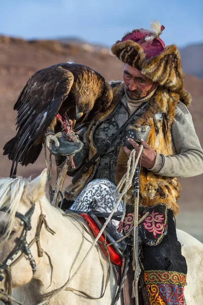 Sagsay Mongolia Sep 2017 Eagle Hunter Timp Vâna Iepurele Vultur — Fotografie, imagine de stoc