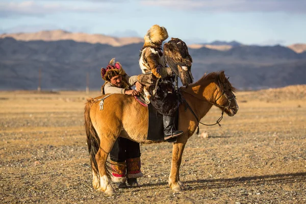 Sagsay モンゴル 2017 イーグル ハンターを教える若い娘がウサギで砂漠山の西モンゴルに獲物の鳥を狩猟 — ストック写真