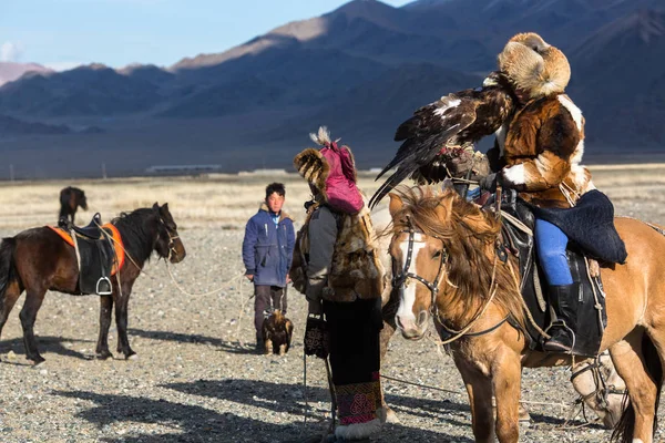 Sagsay Mongólia Setembro 2017 Cazaque Caçador Águia Berkutchi Com Cavalo — Fotografia de Stock