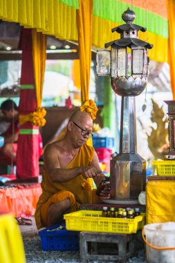 Koh Chang, Tayland - 1 Mar 2018: Monk dünyaca Bucha günü kutlama sırasında. Bir Budizm, yerli ve yabancı turistler için onun sosyal normları belirleyen üç en önemli tatil.