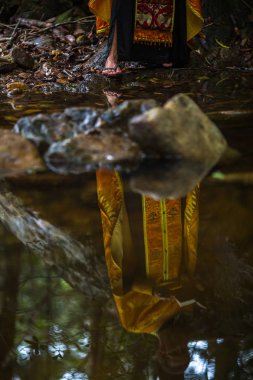 Koh Chang, Tayland - 9 Mar 2018: Ortodoks rahip manevi doğum - vaftiz ayini sırasında. Tayland'da şu anda 10 Ortodoks yerleşim birimleri, Ortodoks nüfus %0,002 tarafından uygulanmaktadır.
