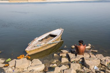 Varanasi, Hindistan - 13 Mar 2018: Boatmen Ganga nehir kıyısında. Dünyanın en eski şehirlerinden biri olarak kabul kutsal bir şehri Budistler ve Jains, Hindu kozmoloji Dünya Merkezi olarak
