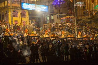 Varanasi, Hindistan - 13 Mar 2018: Bir grup rahip Agni Pooja gerçekleştirmek (Sanskritçe: ibadet of Fire) üzerinde Dashashwamedh Ghat - ana ve en eski ghat Varanasi, Ganj bulunan..