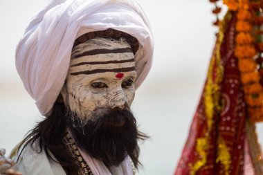 Varanasi, Hindistan - 14 Mar 2018: Sadhu (Kutsal adam) ghats Ganga Nehri üzerinde. Varanasi en önemli hac siteleri Hindistan, Hinduizm 7 kutsal şehirlerden biri olan. 