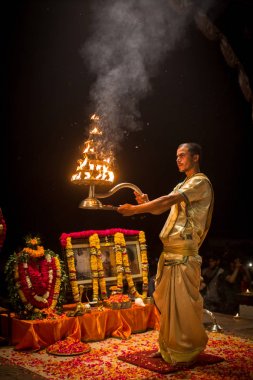 Varanasi, Hindistan - 15 Mar 2018: Bir grup rahip Agni Pooja gerçekleştirmek (Sanskritçe: ibadet of Fire) üzerinde Dashashwamedh Ghat - ana ve en eski ghat Varanasi, Ganj bulunan..