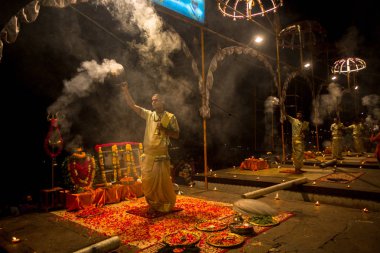 Varanasi, Hindistan - 15 Mar 2018: Bir grup rahip Agni Pooja gerçekleştirmek (Sanskritçe: ibadet of Fire) üzerinde Dashashwamedh Ghat - ana ve en eski ghat Varanasi, Ganj bulunan..