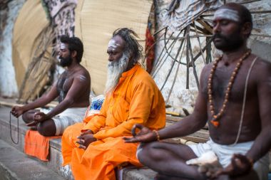 Varanasi, Hindistan - 15 Mar 2018: Ana Sadhu (Kutsal adam) Dashashwamedh Ghat üzerinde olduğunu ve muhtemelen en eski ghat Varanasi, Ganj Kashi Vishwanath Tapınağı yakın yer alan.