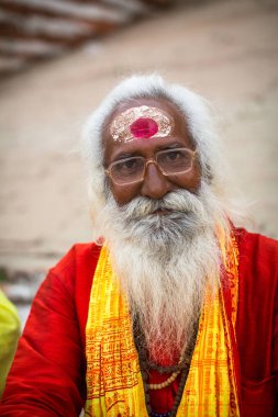 Varanasi, Hindistan - 15 Mar 2018: Ana Sadhu (Kutsal adam) Dashashwamedh Ghat üzerinde olduğunu ve muhtemelen en eski ghat Varanasi, Ganj Kashi Vishwanath Tapınağı yakın yer alan.