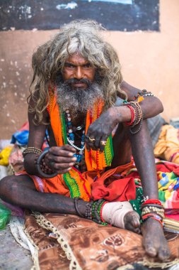 Varanasi, Hindistan - 16 Mar 2018: Hindu sadhu ghats Ganj Nehri üzerinde. Efsaneye göre şehrin yaklaşık 5000 yıl önce Tanrı Shiva tarafından kuruldu.