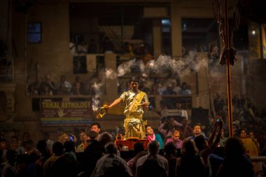 Varanasi, Hindistan - 18 Mar 2018: Hindu rahip Agni Pooja gerçekleştirmek (Sanskritçe: ibadet of Fire) üzerinde Dashashwamedh Ghat - ana ve en eski ghat Varanasi, Ganj bulunan..