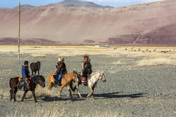 Sagsay Mongolia Sep 2017 Pemburu Elang Kazakh Berkutchi Dengan Kuda — Stok Foto