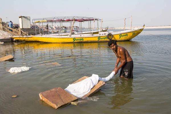 バラナシ インド 2018 男は聖なるガンジス川のシーツを洗います バラナシはインドで最も重要な巡礼地の一つ ヒンズー教の の神聖な都市の一つ — ストック写真