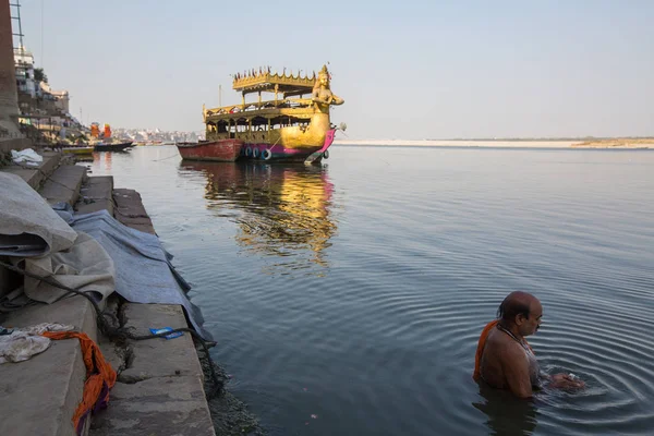 Varanasi Hindistan Mar 2018 Hacılar Kutsal Ganga Nehir Kıyısında Varanasi — Stok fotoğraf