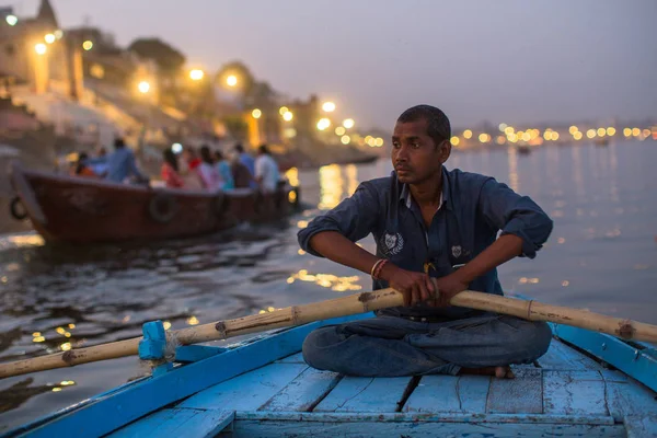 Varanasi Indie Mar 2018 Wioślarzy Rzece Ganges Nocy Varanasi Jest — Zdjęcie stockowe