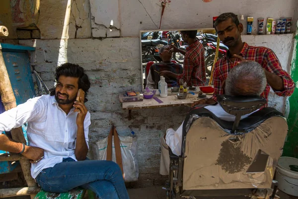 Varanasi Indie Březen 2018 Kadeřník Zastřihne Vlasy Poutník Účes Váránasí — Stock fotografie