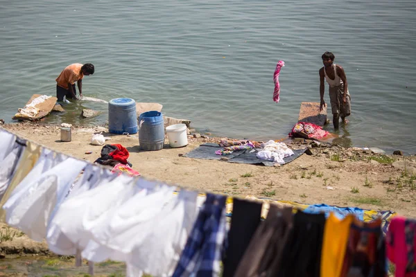 Varanasi Inde Mar 2018 Homme Lave Des Draps Dans Rivière — Photo