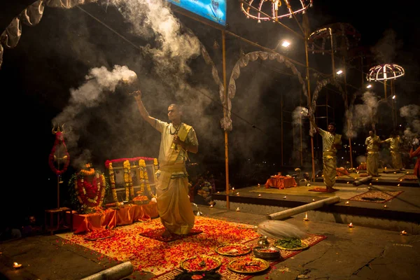 Varanasi Indie Mar 2018 Grupa Kapłanów Wykonać Agni Pooja Sanskryt — Zdjęcie stockowe