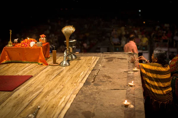印度瓦拉纳西 2018年3月15日 朝圣者在执行烈火 Pooja 崇拜火 Dashashwamedh 主要和最旧的卡德位于恒河上的瓦拉纳西 — 图库照片