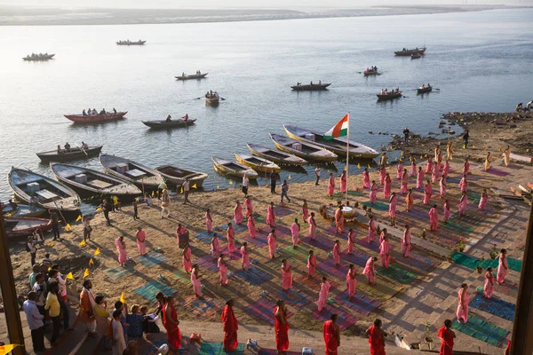 Varanasi Indien Mar 2018 Unga Hinduiska Munkar Genomföra Ceremoni För — Stockfoto