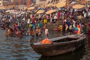 Varanasi, Hindistan - 22 Mar 2018: Hacılar sabahın erken saatlerinde su kutsal Ganj Nehri Dalma. Efsaneye göre şehrin yaklaşık 5000 yıl önce Tanrı Shiva tarafından kuruldu.